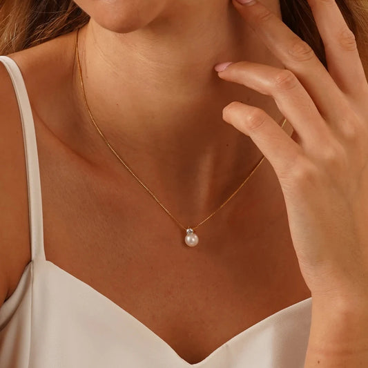 Luna Pearl Pendant Necklace